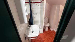 比亚里茨圣詹姆斯酒店的一间带水槽和卫生间的浴室