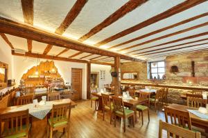 格莱斯策伦-格莱斯霍尔巴赫Gasthof Zum Lam的用餐室配有木桌和椅子