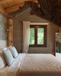 阿迪斯普普伦Stolidi Mou Treehouse的一间卧室设有一张大床和一个窗户。
