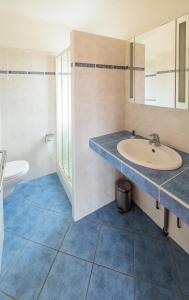 Mions乐贝莱尔酒店的一间带水槽和卫生间的浴室