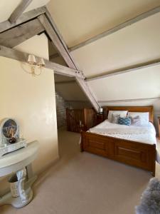 BisleyDove Cottage的卧室配有床和盥洗盆