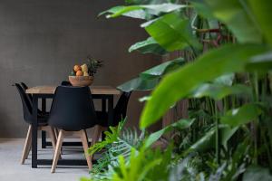 爱妮岛Panorama Villas El Nido的一张桌子,上面放着一碗水果和一把椅子