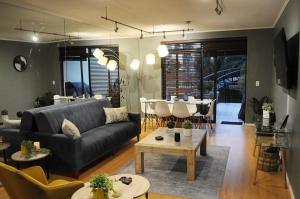 开普敦Luxury 2 bedroom apartment in Cape Town的客厅配有沙发和桌子