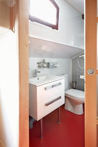 瓦兹河畔欧韦Péniche Daphné's的浴室配有白色水槽和卫生间。
