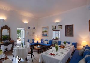 伊兹拉奥尔洛夫精品酒店 的客厅配有桌子和蓝色沙发