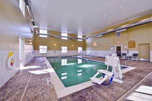 哈里斯堡哈里斯堡-赫尔希烛木套房酒店的大型客房的游泳池,带健身房和游泳池