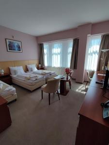 久洛D-酒店的客厅配有沙发和桌子