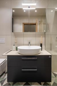 普雷拉Apartamentai ant jūros kranto Preiloje的浴室设有白色水槽和镜子