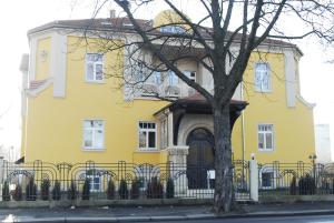 德累斯顿维拉德拜伦酒店的前面有栅栏的黄色房子