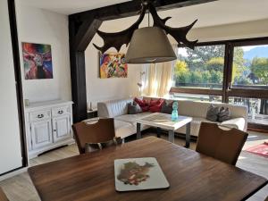 希格斯多夫沃拉夫山林小屋的客厅配有桌子和沙发