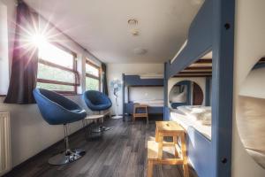 德累斯顿波普尔曼船屋的一间卧室配有双层床和蓝色椅子