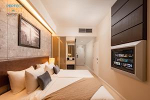 八打灵再也Centrestage Petaling Jaya by Perfect Host的一间卧室配有一张大床和一台平面电视
