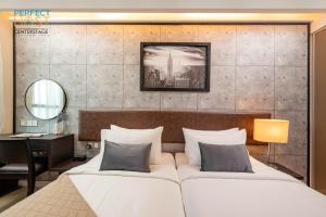 八打灵再也Centrestage Petaling Jaya by Perfect Host的一间卧室配有一张大床、一张桌子和一面镜子