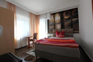 巴特维尔东根Hotel Sofia的一间卧室配有一张壁画床