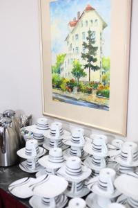 巴特维尔东根Hotel Sofia的一张桌子上一堆有画作的白菜