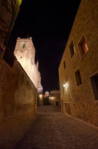 卡塞雷斯Atrio的夜晚有钟楼的一个空洞小巷