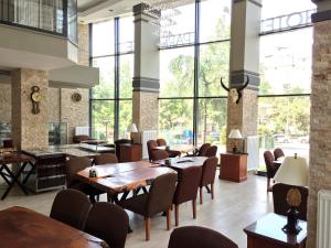 乔尔卢Grand Park Hotel Corlu的餐厅设有桌椅和大窗户。