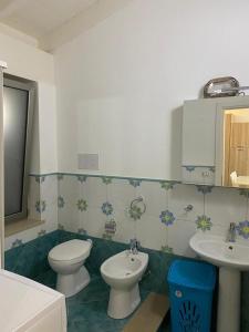 泰拉西尼Le Quattro Perle的浴室配有卫生间、坐浴盆和盥洗盆。