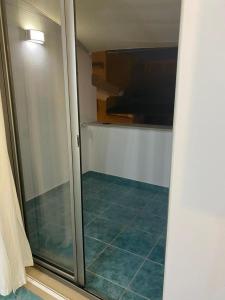 泰拉西尼Le Quattro Perle的一间房间里带玻璃门的淋浴