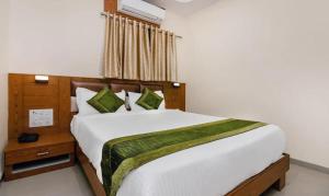 孟买Hotel Volga Plaza的卧室设有一张白色大床和一扇窗户。