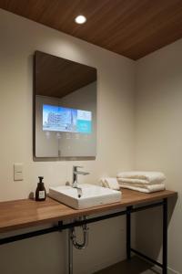 东京Prince Smart Inn Ebisu的一间带水槽和镜子的浴室
