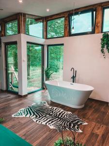 布泽乌Utopia by NorAtlas Heritage - Adults Only的带浴缸和斑马地毯的浴室