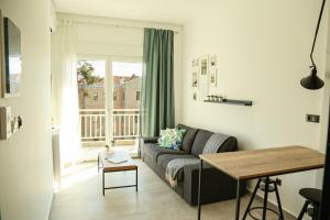 科莫蒂尼Urban Apartments的客厅配有沙发和桌子