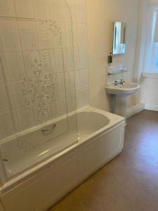 凯西克George Hotel的白色的浴室设有浴缸和水槽。