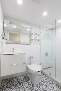 圣胡安贝斯特韦斯特酒店的白色的浴室设有卫生间和淋浴。
