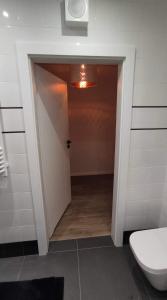 格但斯克SLASKA 12的浴室内带卫生间的走廊
