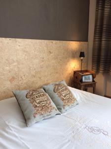 布鲁塞尔巧克力客房住宿加早餐酒店的一张白色的床,上面有两个枕头