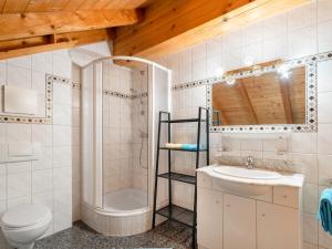 索尔登Apartment Lore - SOE 301 by Interhome的带淋浴卫生间和盥洗盆的浴室