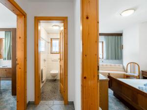 索尔登Apartment Lore - SOE 301 by Interhome的客房内设有带水槽和卫生间的浴室