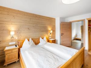 斯拉德明博格旅馆的一间卧室设有一张带木墙的大床