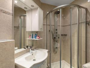弗拉绍Apartment Dachstein-3 by Interhome的一间带水槽和淋浴的浴室
