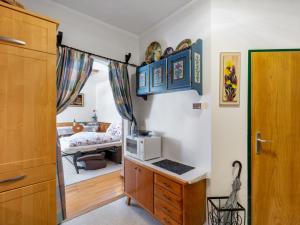 弗拉绍Apartment Dachstein-3 by Interhome的带厨房的客房和带微波炉的客房