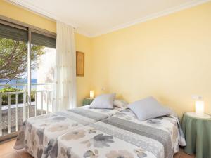 拉特吉塔Apartment La Tejita by Interhome的带阳台的卧室内的两张床