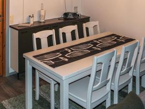 鲁卡Holiday Home Kelokivakka d19 by Interhome的餐桌、四把椅子和柜台