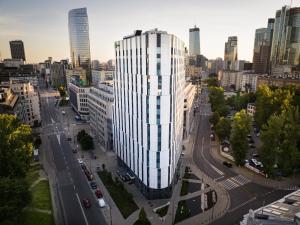 华沙假日酒店 - 华沙​​市中心的城市高大的白色建筑的 ⁇ 染