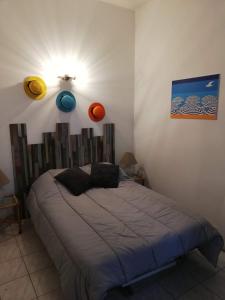 奥朗日Orange: appartement pratique et idéalement placé的卧室配有一张带两盏灯的墙壁床。
