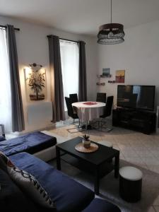 奥朗日Orange: appartement pratique et idéalement placé的客厅配有沙发和桌子
