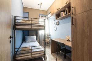 雅典Vintage apartment in athens-zografou的小房间设有双层床和书桌