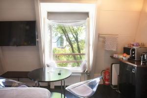 阿姆斯特丹泽瓦尼斯泰因卡纳尔住宿加早餐旅馆的小房间设有桌子和窗户