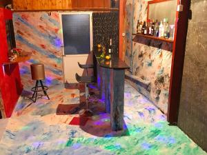 阿斯格罗Algreco Naturists & Swinging的一间酒吧,房间里有一幅画