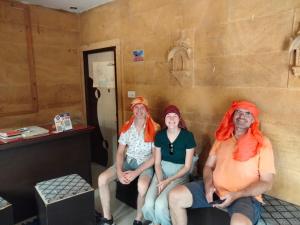 斋沙默尔Jaisalmer Tofu safari的三个有橙色头发的女人坐在房间里