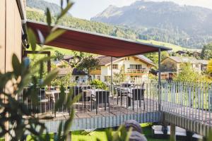 布雷根茨沃尔德地区奥Hotel Hubertus - Au Bregenzerwald的一间设有桌椅的餐厅,享有山景