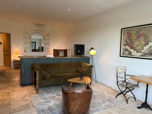 佩尔蒂Terre Luberon的客厅配有沙发和桌子