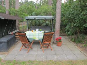 卢布明Holiday Home Enikö by Interhome的一张桌子、两把椅子和一个凉亭