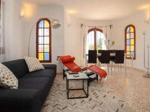 贝尼萨Holiday Home La Marina by Interhome的客厅配有沙发和桌子