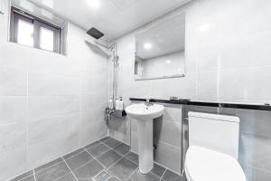平泽市Pacific7 Hotel的白色的浴室设有卫生间和水槽。